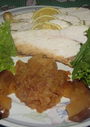 Una foto de Pavita con puré de manzanas
