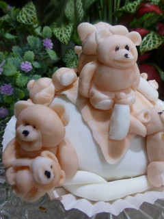 Una foto de Cupcake de osos amorosos con biberones en fondant