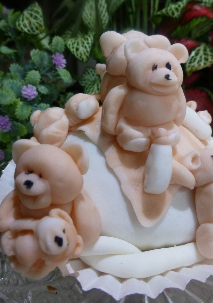 Una foto de Cupcake de osos amorosos con biberones en fondant