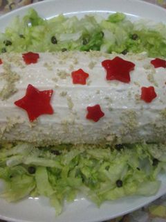 Una foto de Arrollado de pionono con crema de pollo, morrones, huevos y alcaparras