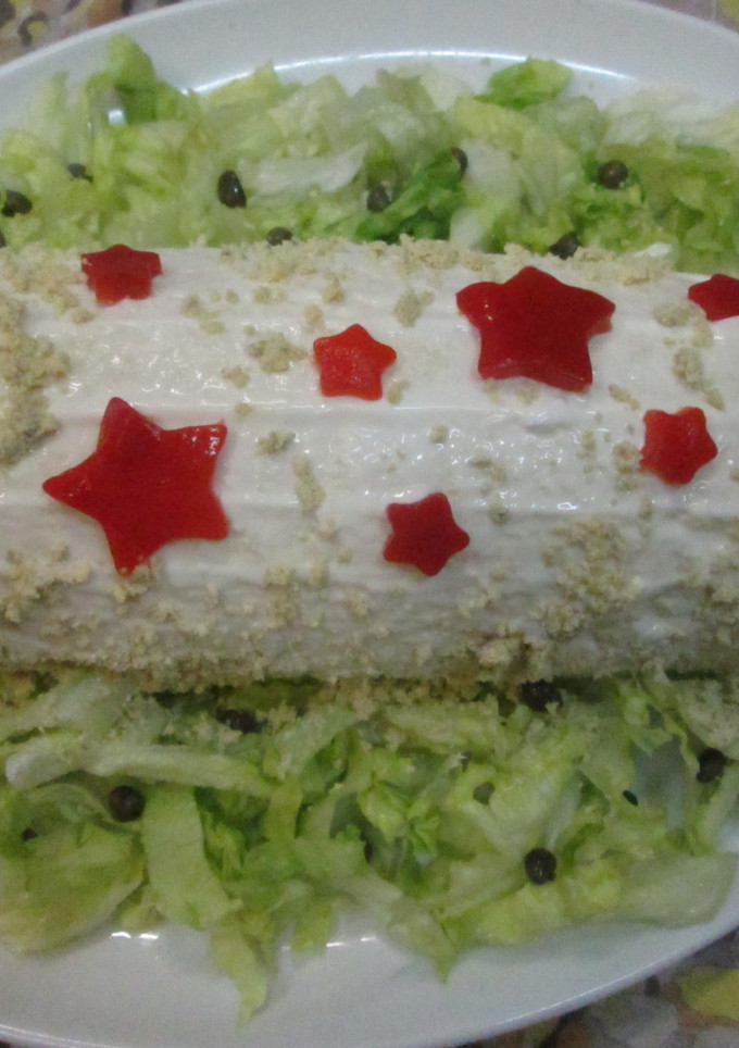 Una foto de Arrollado de pionono con crema de pollo, morrones, huevos y alcaparras
