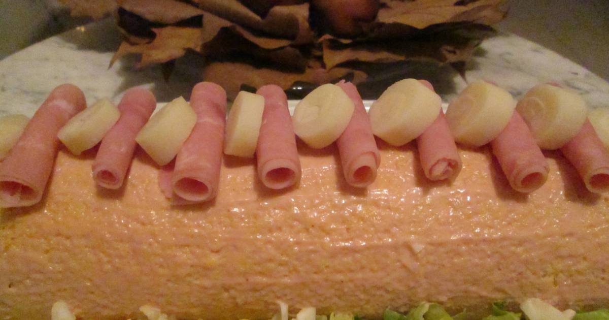 Arrollado de pionono con jamón, crema de pollo, palmitos y salsa golf Receta  de Gabriela Diez- Cookpad