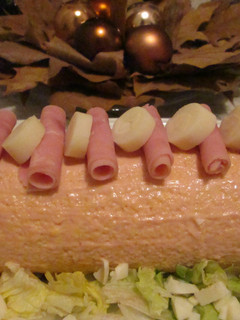 Foto principal de Arrollado de pionono con jamón, crema de pollo, palmitos y salsa golf