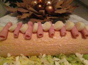 Foto principal de Arrollado de pionono con jamón, crema de pollo, palmitos y salsa golf