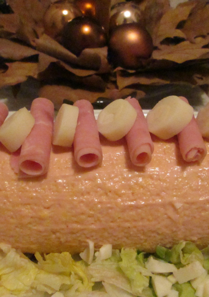 Una foto de Arrollado de pionono con jamón, crema de pollo, palmitos y salsa golf