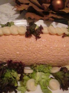 Una foto de Arrollado de pionono con crema de pollo, palmitos y lechuga morada