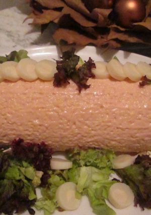 Una foto de Arrollado de pionono con crema de pollo, palmitos y lechuga morada
