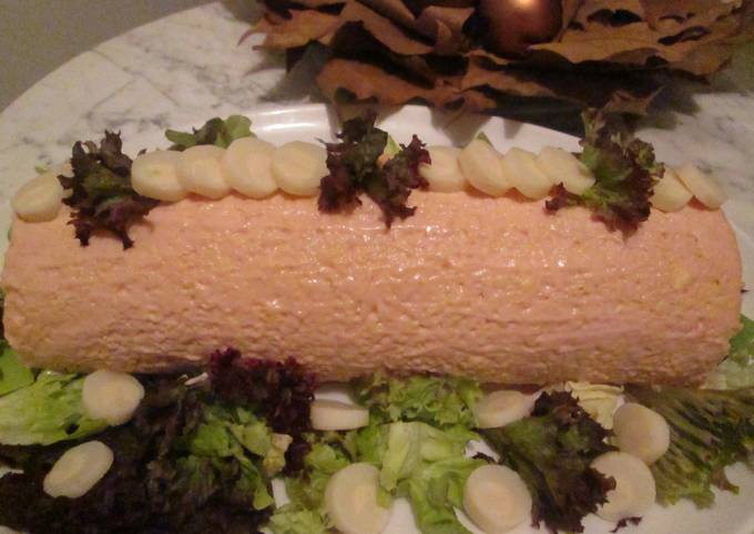 Foto principal de Arrollado de pionono con crema de pollo, palmitos y lechuga morada

