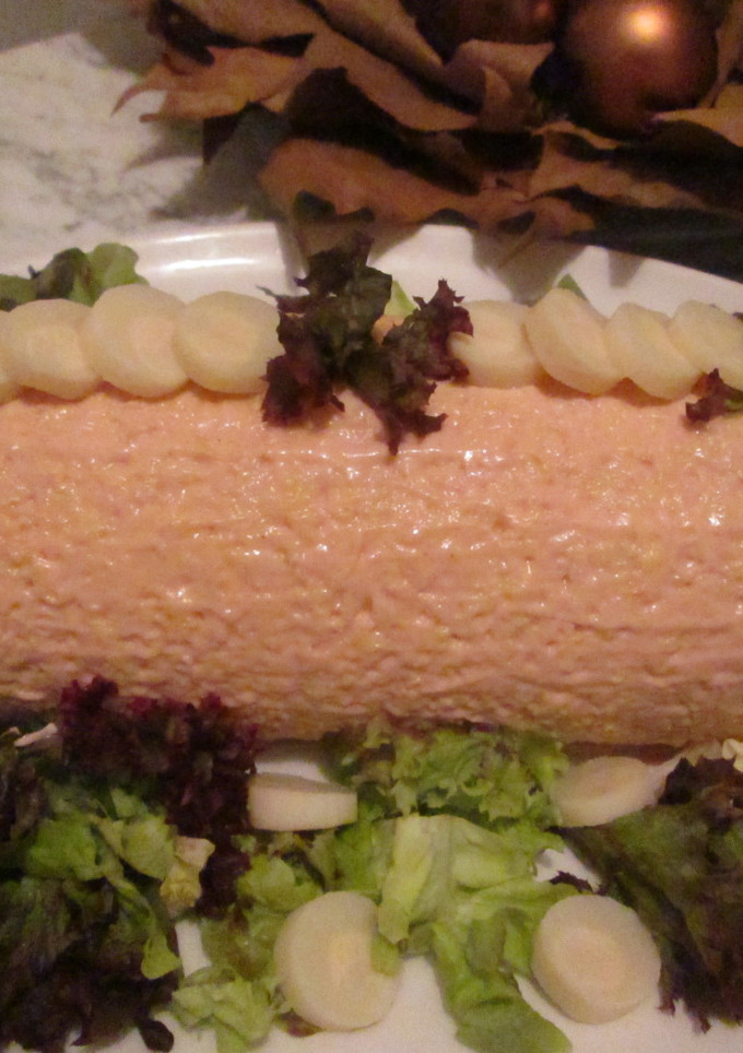 Una foto de Arrollado de pionono con crema de pollo, palmitos y lechuga morada