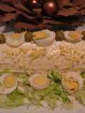 Arrollado de pionono con crema de pollo, huevos y aceitunas