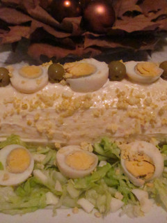 Foto principal de Arrollado de pionono con crema de pollo, huevos y aceitunas