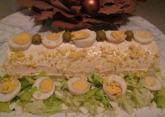 Foto principal de Arrollado de pionono con crema de pollo, huevos y aceitunas
