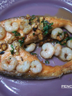Una foto de Salmón con gambas a las hierbas provenzales