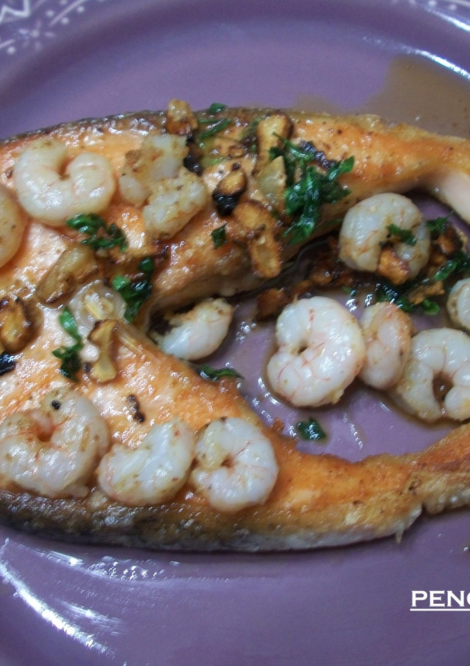 Una foto de Salmón con gambas a las hierbas provenzales