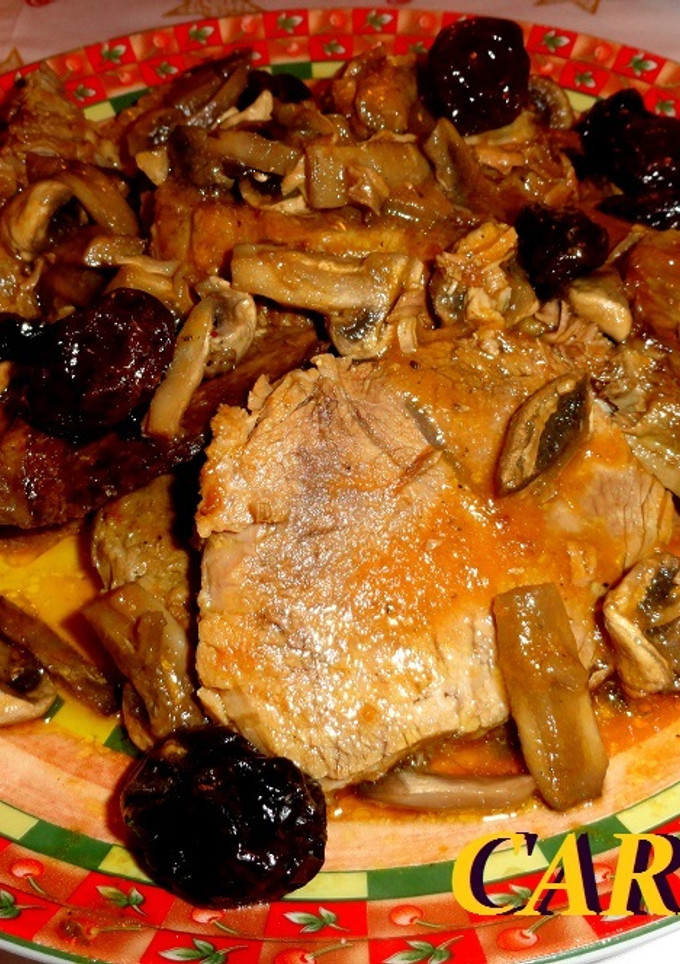 Una foto de Redondo de ternera con champiñones y ciruelas