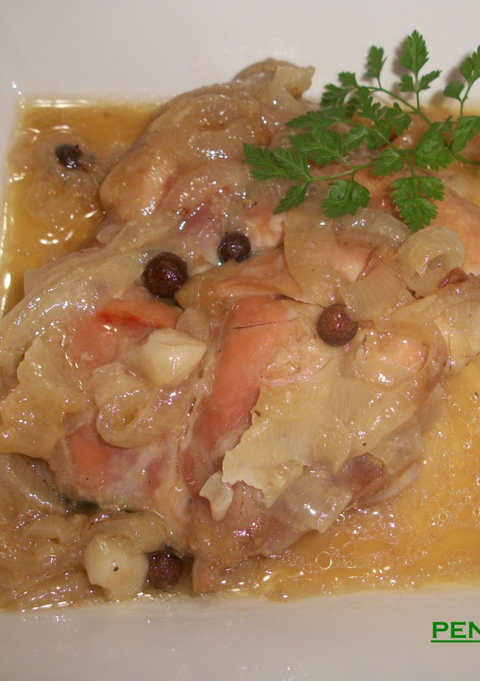 Una foto de Pollo con cebollas al vino dorado del campo de Cartagena