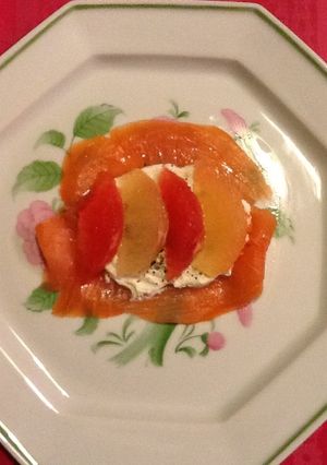 Una foto de Salmón ahumado con pomelo en salsa cítrica