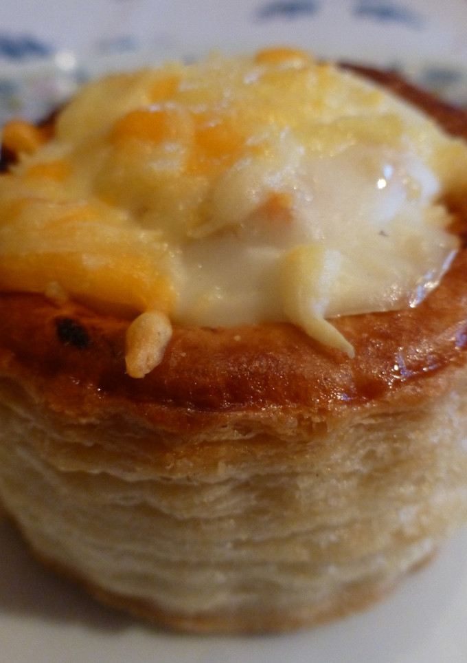 Una foto de Volovanes de picadillo de pollo con tomate y bechamel