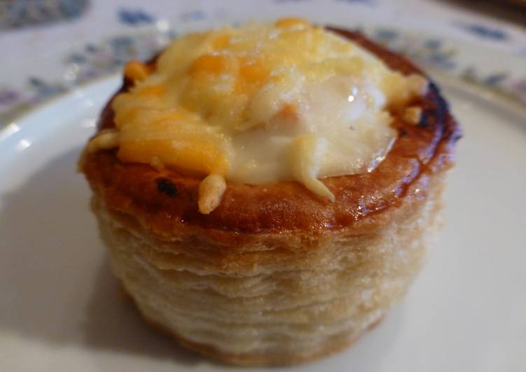 Volovanes de picadillo de pollo con tomate y bechamel