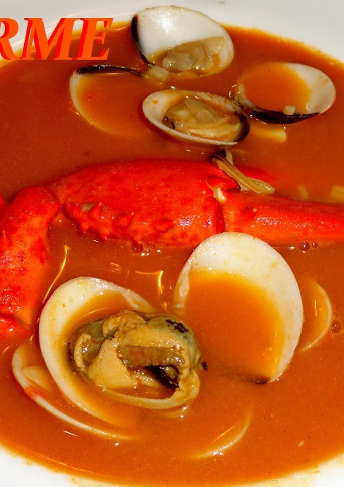Una foto de Sopa sencilla de bogavante con almejas