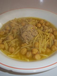 Una foto de Fideos con garbanzos del cocido