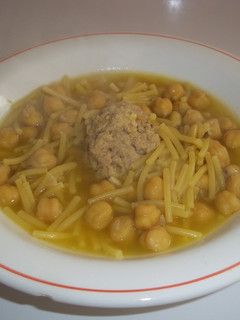 Una foto de Fideos con garbanzos del cocido