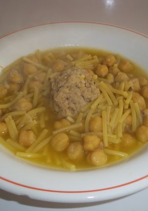 Una foto de Fideos con garbanzos del cocido