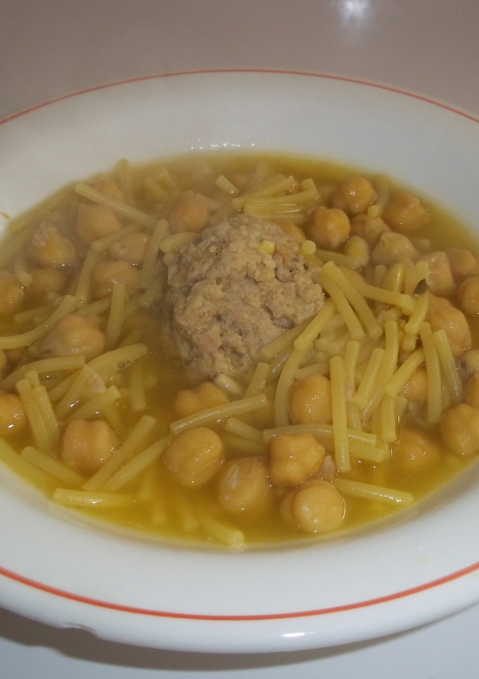 Una foto de Fideos con garbanzos del cocido