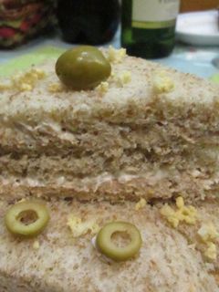 Una foto de Sándwich integral con crema de pollo