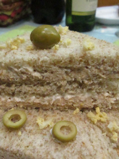 Una foto de Sándwich integral con crema de pollo