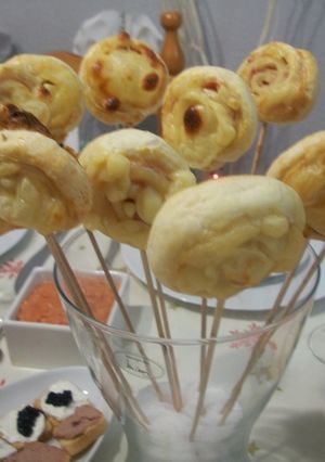 Una foto de Piruletas de jamón con queso cheddar