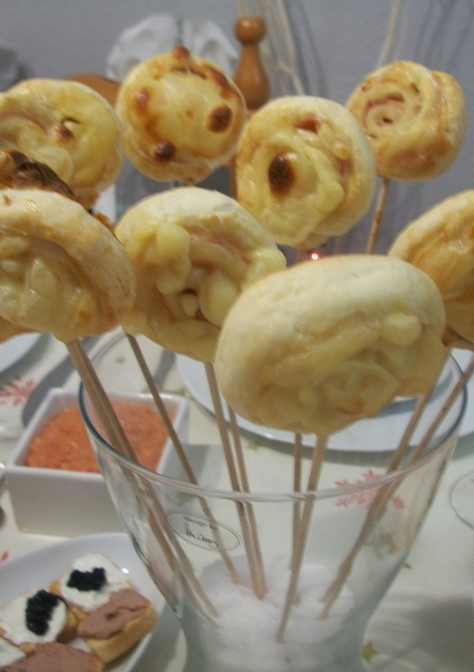 Una foto de Piruletas de jamón con queso cheddar