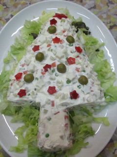 Una foto de Árbol de Navidad de ensalada rusa