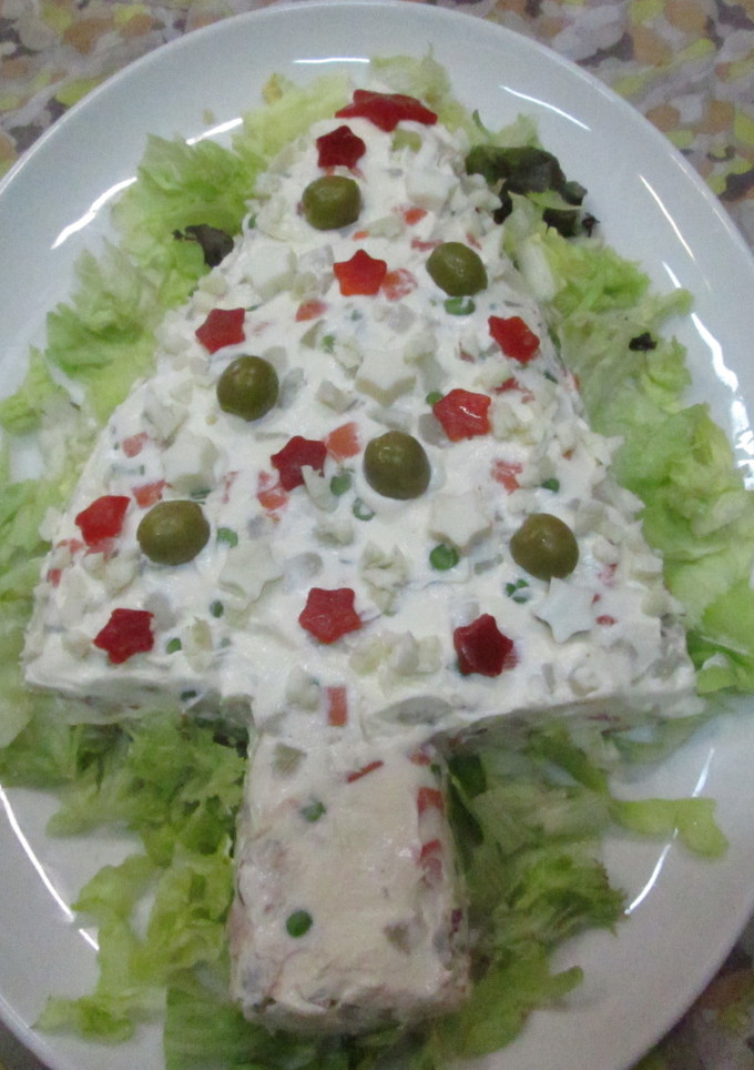 Una foto de Árbol de Navidad de ensalada rusa