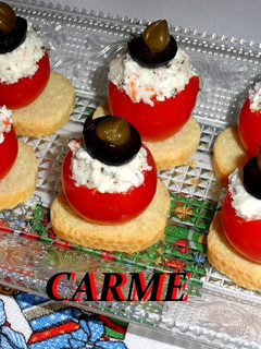 Una foto de Tomatitos cherry rellenos de queso fresco y surimi