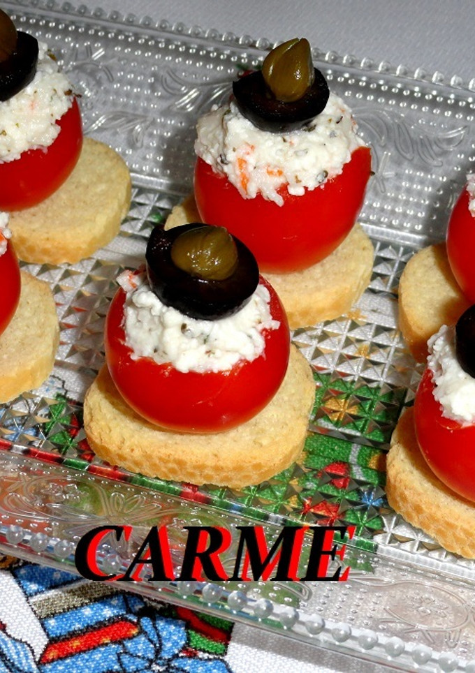 Una foto de Tomatitos cherry rellenos de queso fresco y surimi