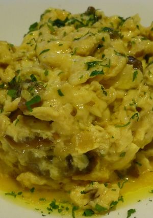 Una foto de Revuelto de huevos con níscalos