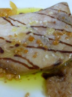 Una foto de Ventresca con salsa de cebolla
