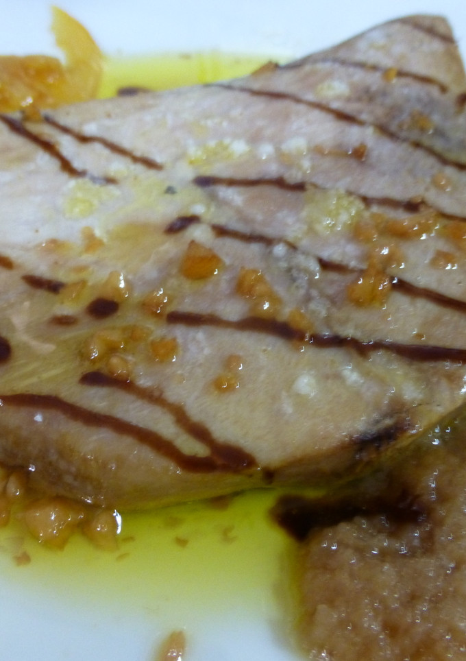 Una foto de Ventresca con salsa de cebolla