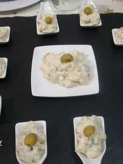 Una foto de Cucharitas de ensalada de marisco con piña
