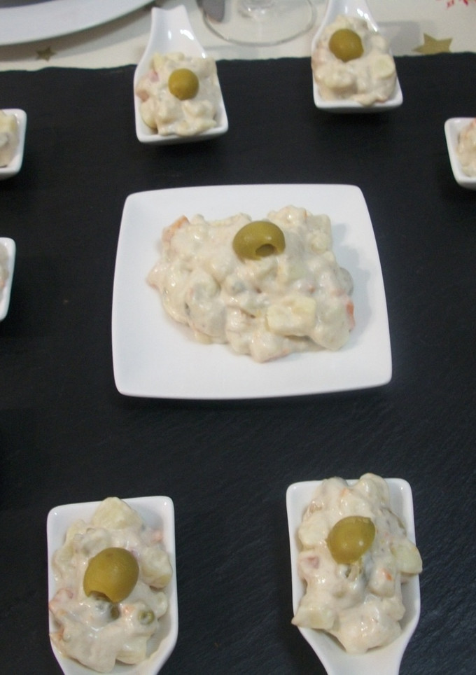 Una foto de Cucharitas de ensalada de marisco con piña