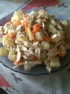 Una foto de Ensalada de pollo, papas y zanahoria
