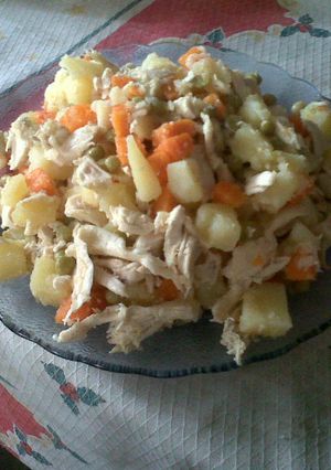 Una foto de Ensalada de pollo, papas y zanahoria