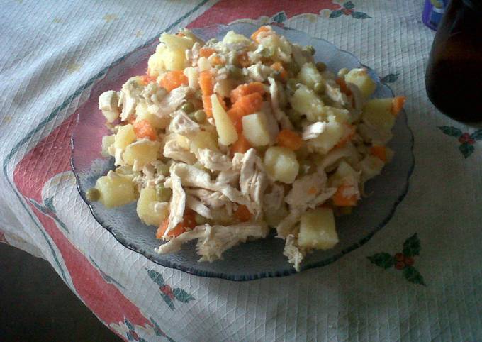 Foto principal de Ensalada de pollo, papas y zanahoria