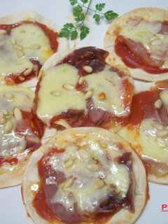 Una foto de Pizzas de queso cheddar y jamón ibérico