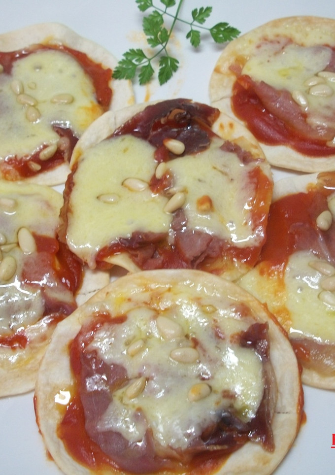 Una foto de Pizzas de queso cheddar y jamón ibérico
