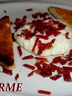 Una foto de Huevos poché con virutas de jamón ibérico