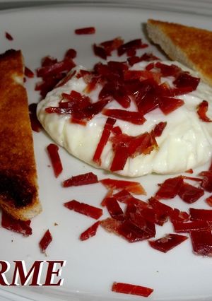 Una foto de Huevos poché con virutas de jamón ibérico