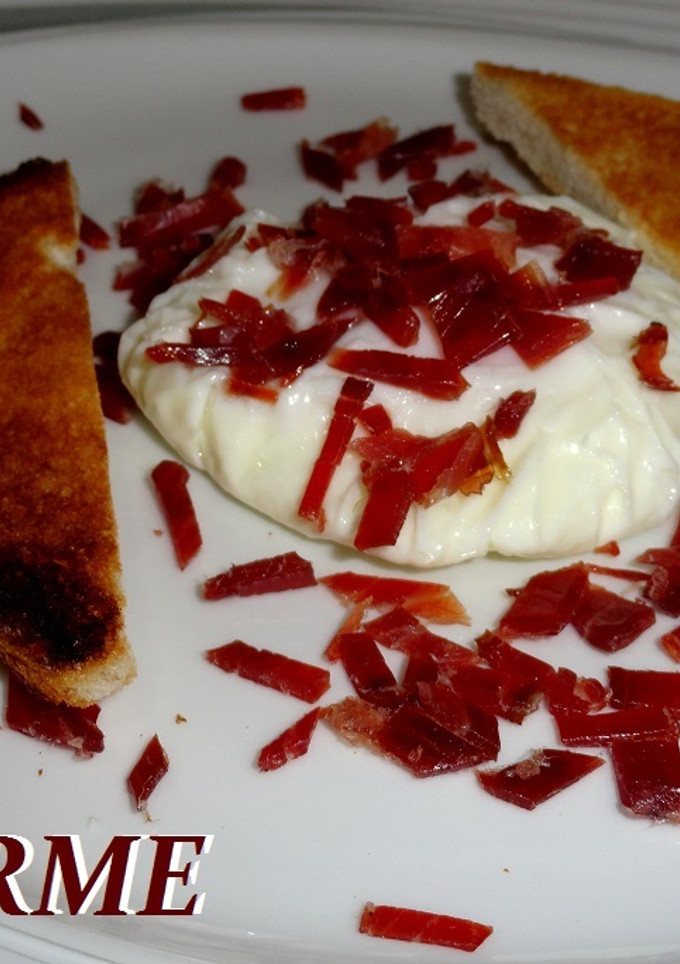 Una foto de Huevos poché con virutas de jamón ibérico