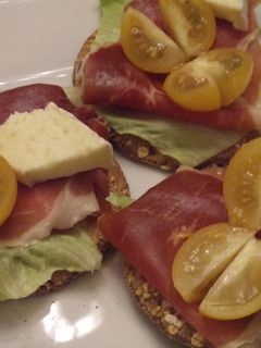 Una foto de Canapés de jamón ibérico y brie
